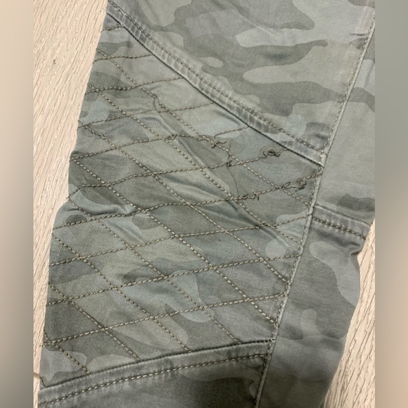 American Eagle high rise cropped jegging size 2 short camouflage print - Picture 2 of 9